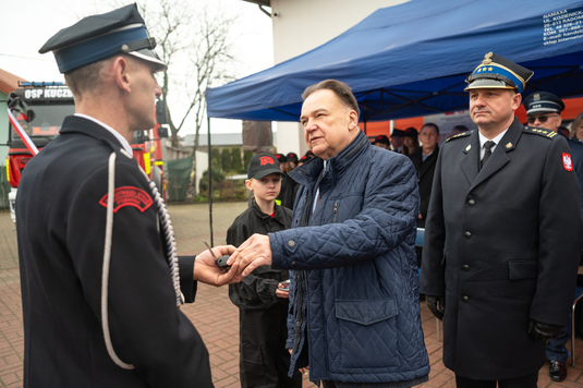 marszałek przekazuje kluczyki kierowcy wozu strażackiego