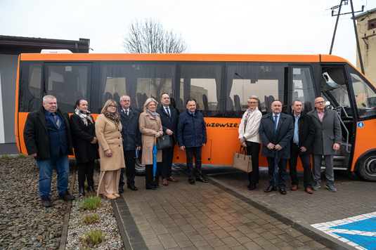 autobus oglądają zebrani na uroczystości 