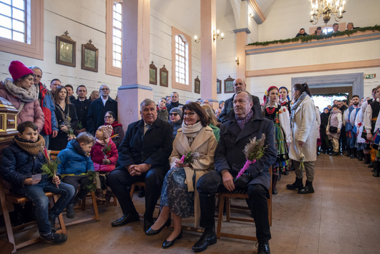 W pierwszym rzędzie w kościele siedzi wicemarszałek Wiesław Raboszuk