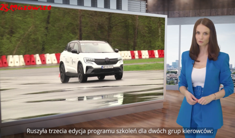 Kadr z programu. Prowadząca opowiada o jazdach na torach Modlin