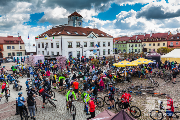 grupa rowerzystów na rynku w Serocku