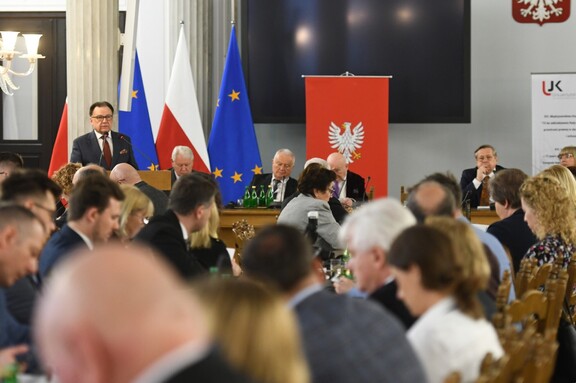 marszałek Adam Struzik przemawiający w Sali Kolumnowej sejmu