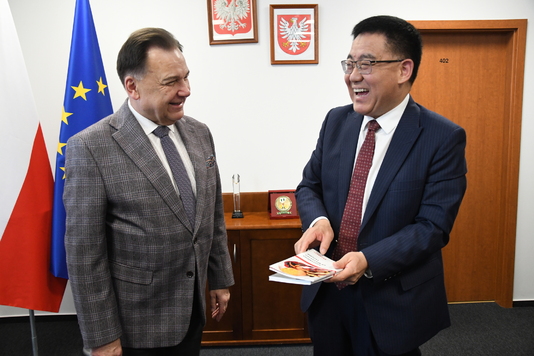 przewodniczący delegacji chińskiej Sui Pengfei odbiera upominek z rąk Marszałka Województwa Mazowieckiego Adama Struzika