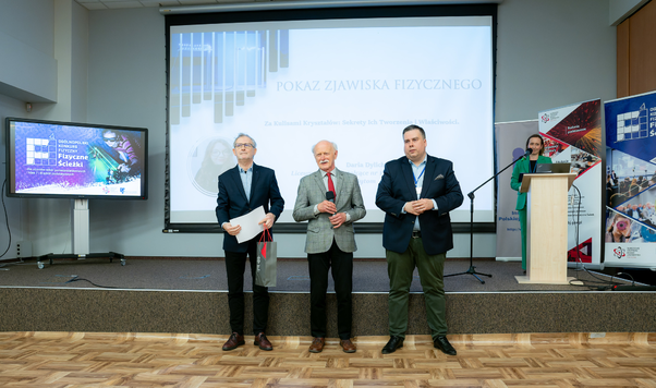 Przedstawiciele Narodowego Centrum Badań Jądrowych i Max Filmu, którzy wręczali nagrody 