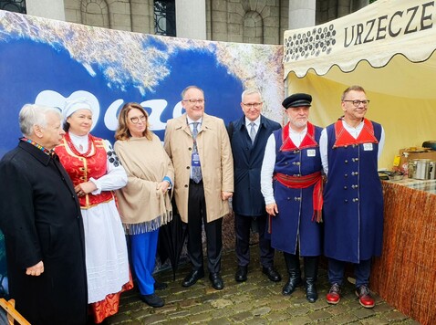 goście i organizatorzy na polskim stoisku 