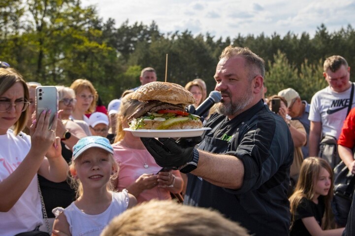 Jakub Wolski prezentuje danie