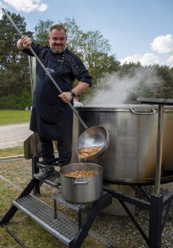 Gotowanie na leśnej polanie - Jakub Wolski