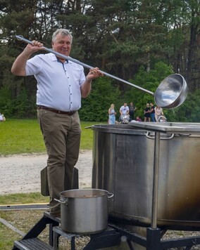 Gotowanie na leśnej polanie - przy kotle Jan Rzeszotarski