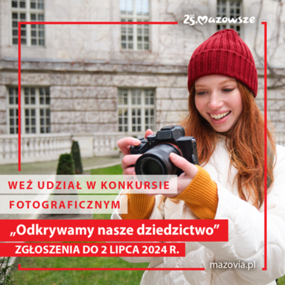 uśmiechnięta dziewczyna trzymająca aparat fotograficzny