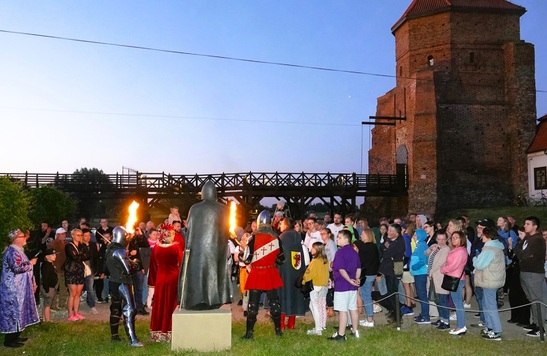 Rycerze i zwiedzający na podzamczu