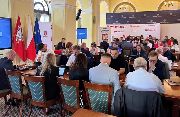 Radni na sali obrad podczas posiedzenia sejmiku