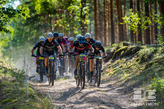 Grupa osób jadących rowerami, biorących udział w LOTTO Poland Bike Marathon