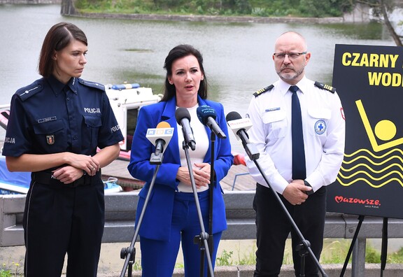 Członkini Zarządu województwa mazowieckiego Anna Brzezińska podczas konferencji prasowej.