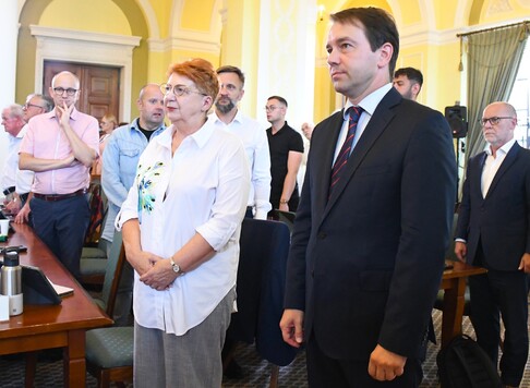 Ceremonia złożenia ślubowania przez nowego radnego. 