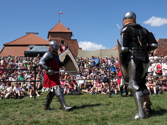 Rekonstruktorzy podczas walki rycerskiej