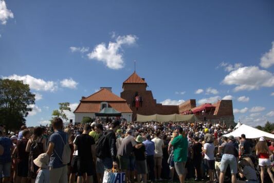 tłumy ludzi w okolicach zamku 