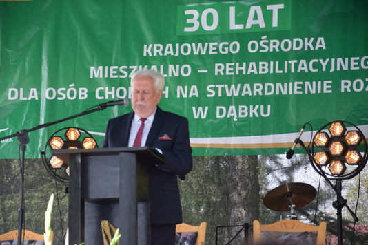 Dyrektor KOMR w Dąbku przemawia przy mównicy