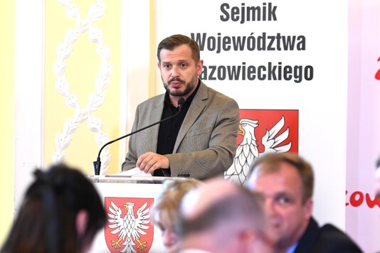 Radny przedstawia projekt uchwały.