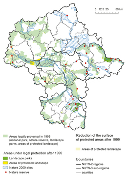 Na mapie województwa mazowieckiego kolorem zielonym zaznaczono obszary prawnie chronione w 1999 r. Kolorem zielonym i żółtym oznaczono współczesne parki krajobrazowe i obszary chronionego krajobrazu.