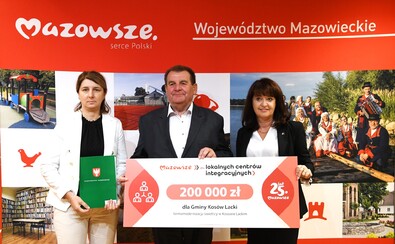 Wybrani beneficjenci (przedstawiciele gminy Kosów Lacki) wraz z członkinią zarządu Województwa Mazowieckiego Janiną Ewą Orzełowską.