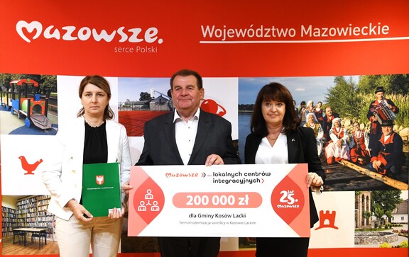 Wybrani beneficjenci (przedstawiciele gminy Kosów Lacki) wraz z członkinią zarządu Województwa Mazowieckiego Janiną Ewą Orzełowską.