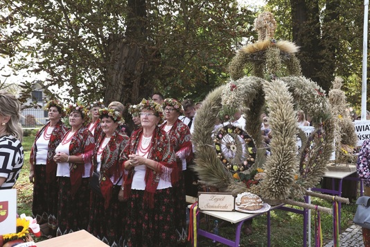 Zespół „Sąsiadeczki” z wieńcem dożynkowym 