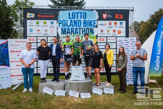 Zwycięzcy jednego z dystansów na podium.