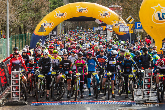 Uczestnicy jednego z wyścigów (organizowanych przez Poland Bike) na starcie.