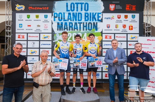 Laureaci jednego z dystansów na podium.