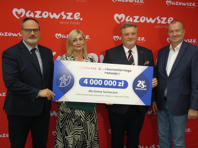 Wicemarszałek Wiesław Raboszuk z beneficjentami