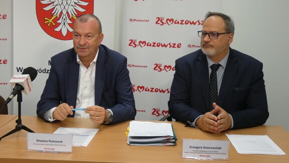 Wicemarszałek Województwa Mazowieckiego Wiesław Raboszuk oraz dyrektor delegatury UMWM w Żyrardowie Grzegorz Dobrowolski na spotkaniu z beneficjentami.