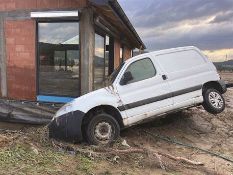 Zniszczone auto podczas powodzi.