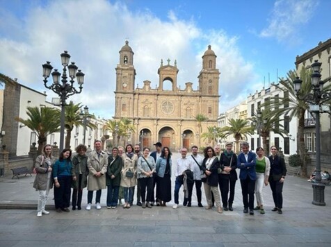 Na zdjęciu widzimy uczestników drugiego Międzyregionalnego Seminarium Tematycznego (ITS) projektu IMPETUS, które odbyło się w Las Palmas de Gran Canaria. Grupa partnerów projektowych stoi na placu przed imponującą katedrą św. Anny, będącą charakterystycznym punktem miasta.