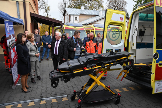 Przed karetką stoją nowoczesne nosze na wzmocnionym stelażu