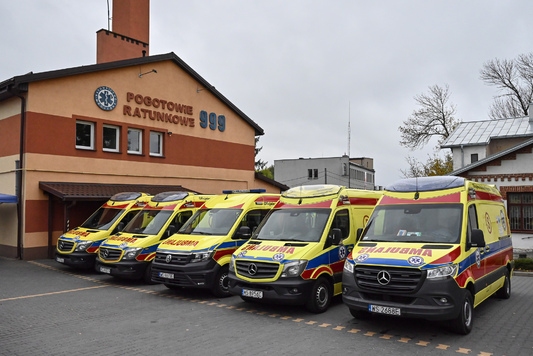 Rząd ambulansów przed siedzibą pogotowia