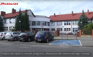 Kadr z programu - budynek w miejscowości Przeździecko Grzymki, gdzie było wymieniane ogrodzenie