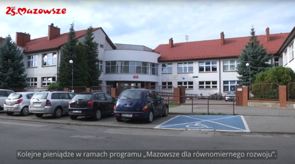 Kadr z programu - budynek w miejscowości Przeździecko Grzymki, gdzie było wymieniane ogrodzenie