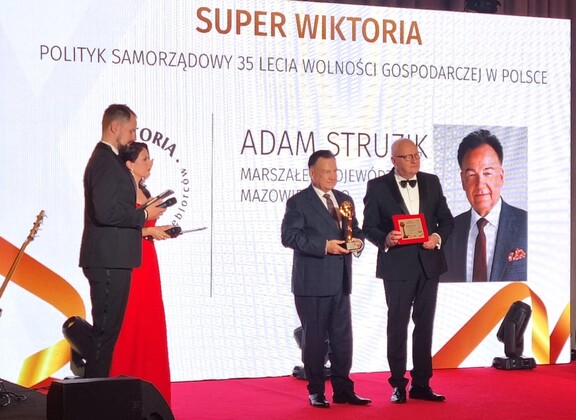 Marszałek Adam Struzik odbiera statuetkę super Wiktorii.