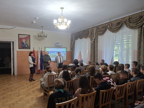 Uczniowie podczas wykładu w sali konferencyjnej