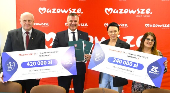 Wicemarszałek Rafał Rajkowski podczas podpisywania umów.