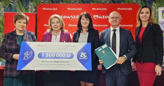 Członkini Zarządu Województwa Mazowieckiego Janina Ewa Orzełowska podczas podpisywania umów.