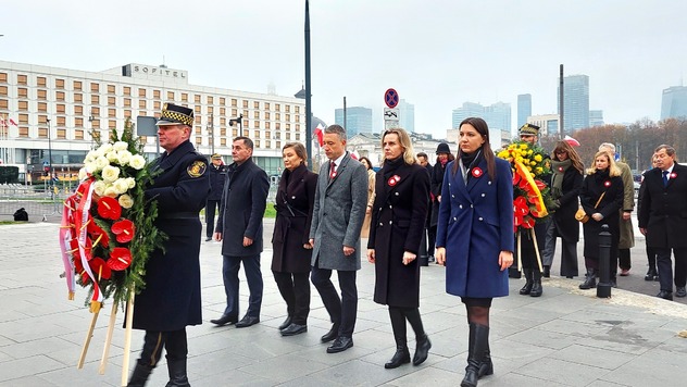 za wieńcem niesionym przez strażnika miejskiego idą w kolejności od lewej:  Robert Kempa, Paulina Piechna-Więckiewicz, Ludwik Rakowski, Katarzyna Bornowska oraz Sylwia Lacek.