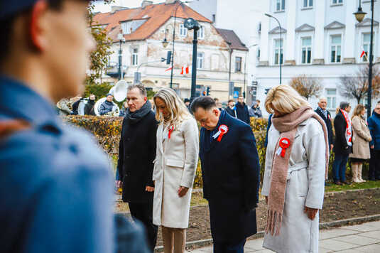 Adam Struzik wraz z delegacją oddają hołd przed pomnikiem marszałka Józefa Piłsudskiego.