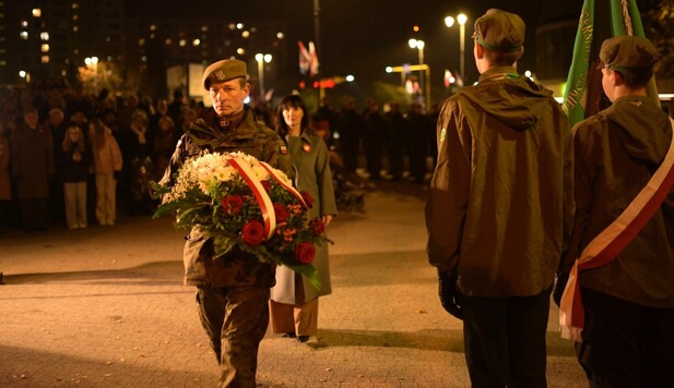 Ceremonia złożenia kwiatów przez Annę Brzezińską.