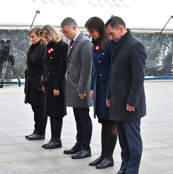 Delegacja sejmiku przed grobem nieznanego żołnierza.jpg