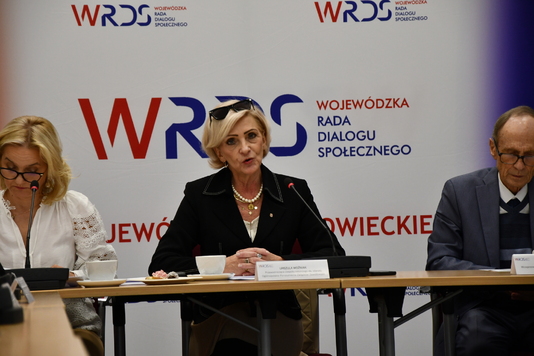 pani Wioletta Krzyżanowska, pani Urszula Woźniak oraz pan Jerzy Smoliński podczas obrad Zespołu roboczego ds. oświaty