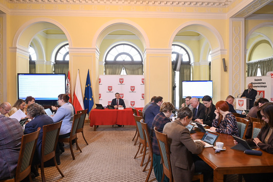 Sala obrad w centralnym miejscu przewodniczący obrad  po bokach stoły klubów radnych.