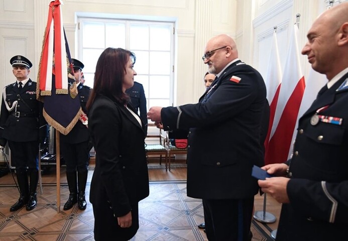 Członkini zarządu Janina Ewa Orzełowska odbiera medal za zasługi dla Policji