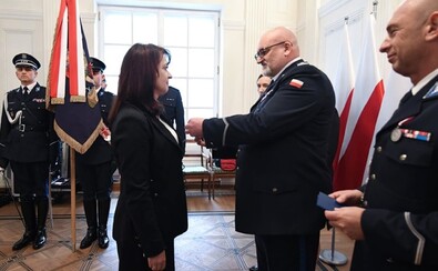 Członkini zarządu Janina Ewa Orzełowska odbiera medal za zasługi dla Policji