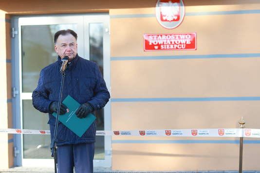 Marszałek przemawia przed budynkiem starostwa